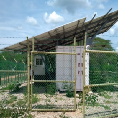 Panel solar y cerramiento de seguridad del pozo